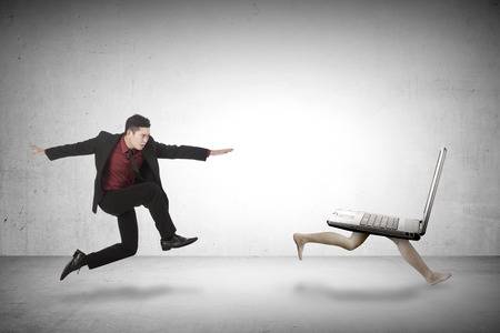 41447950-l-homme-d-affaires-courir-ordinateur-portable-chasing-votre-travail-conceptuel.jpg