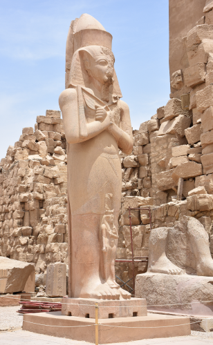 Statue of Ramesses II with Nefetari.png