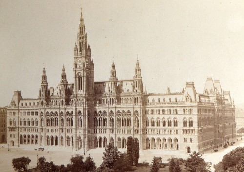 vienna city hall.jpg