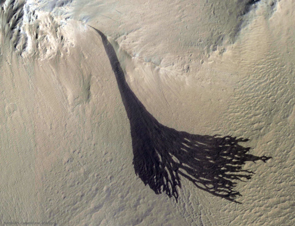 MarsSlopeStreaks_MRO_960.jpg